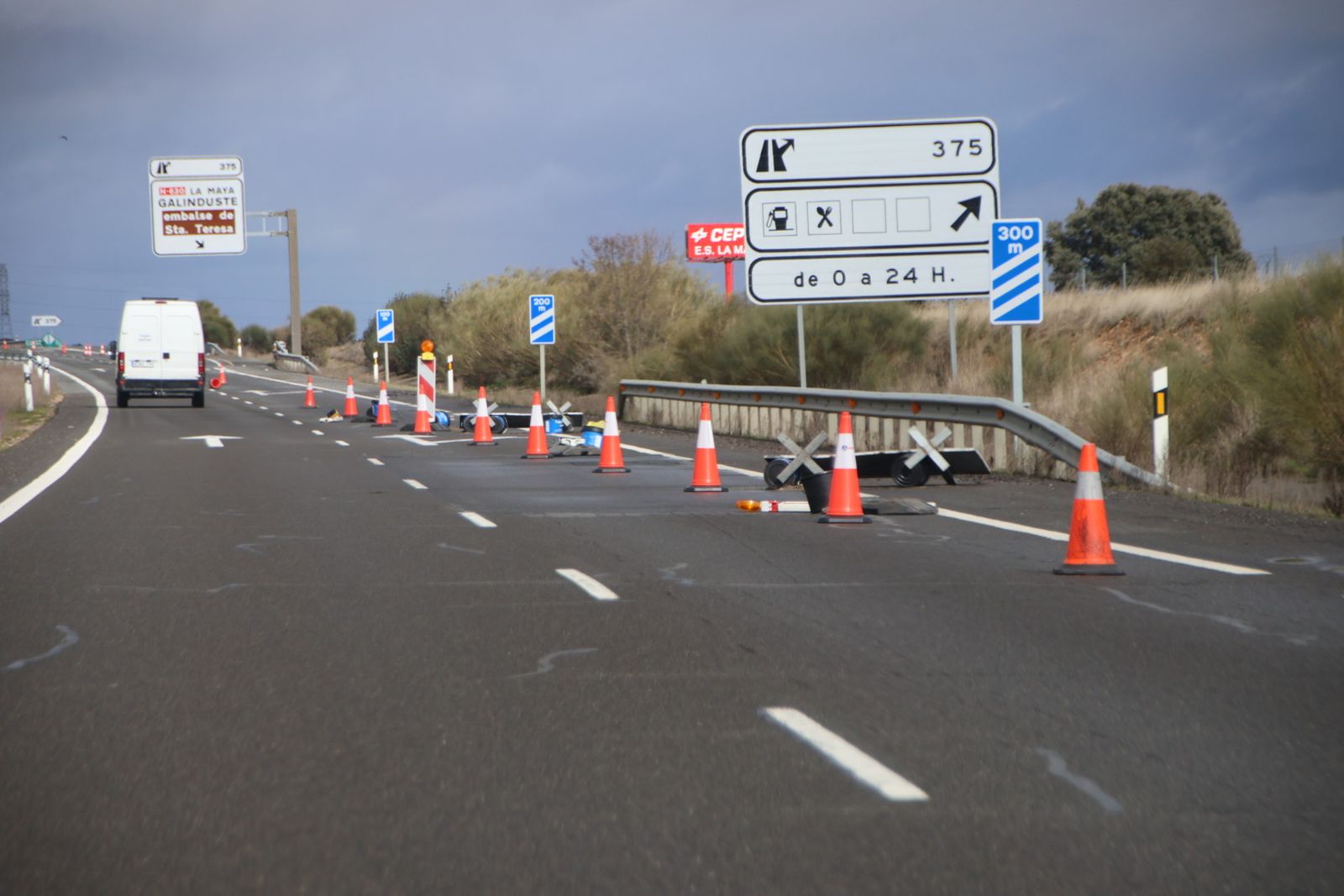 Corte de un caril en la A66 de Fresno Alhándiga - Montejo por baches