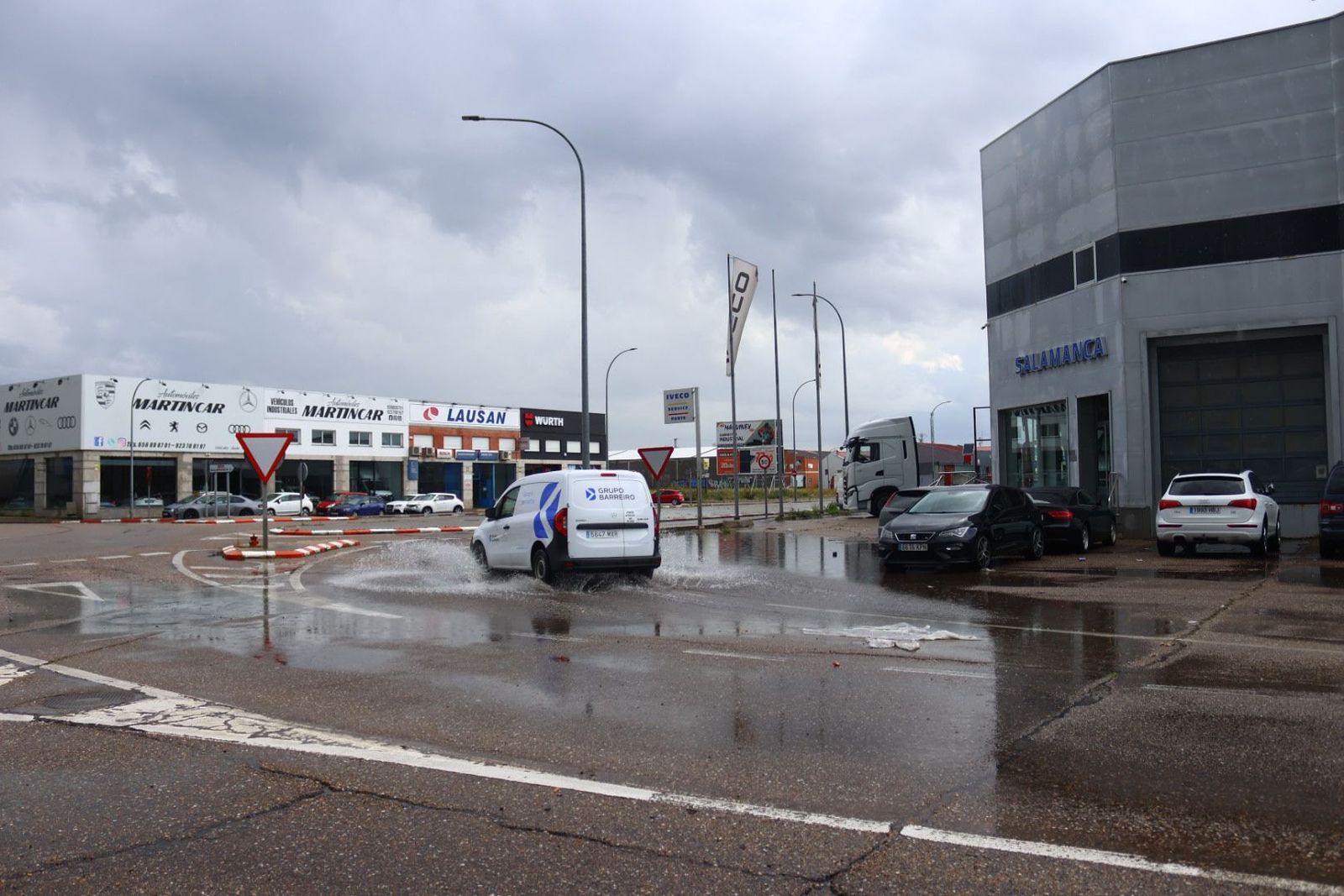 Grandes balsas de agua anegan parte del polígono de los Villares tras la tormenta