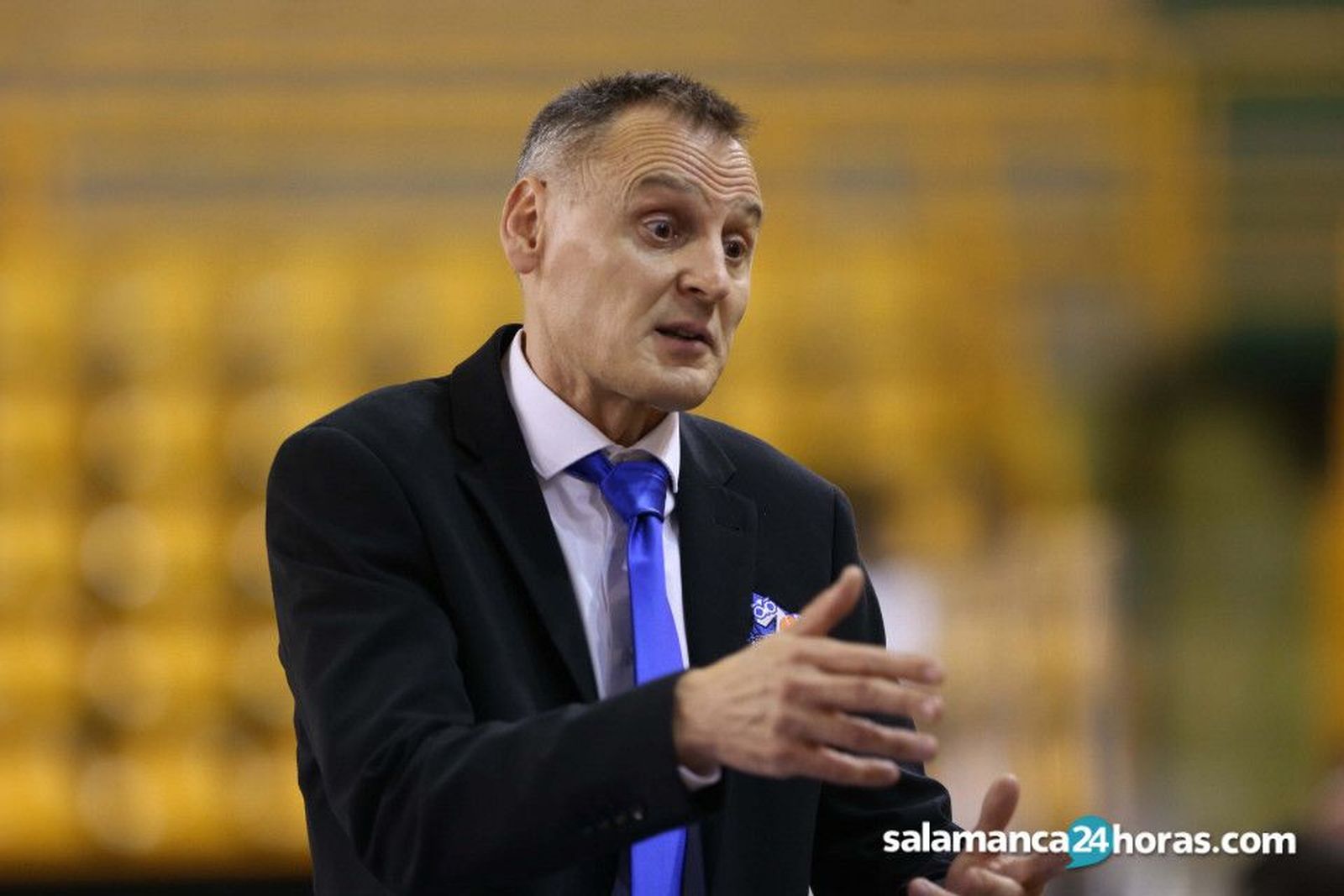 Íñiguez da indicaciones al banquillo.