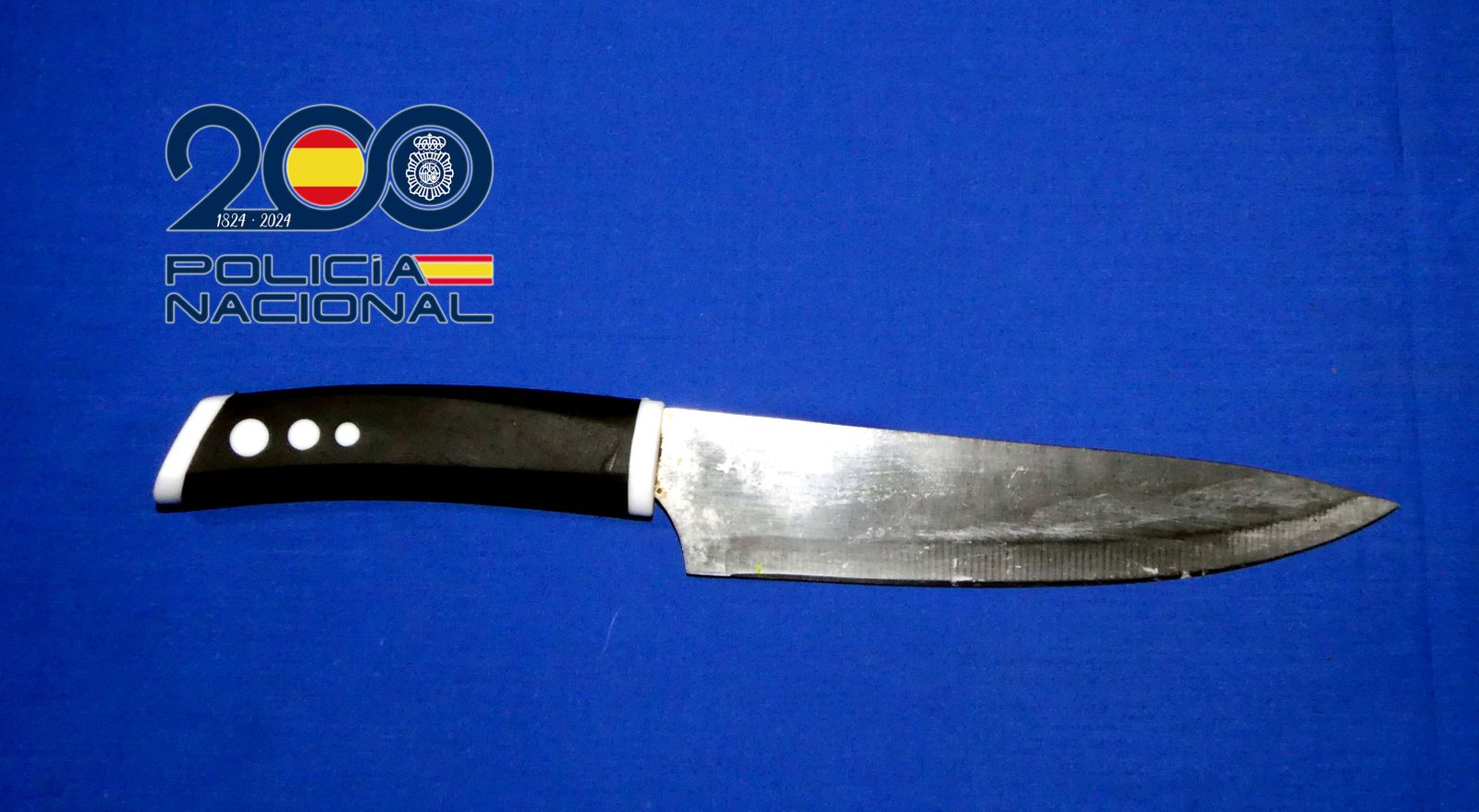 Detienen a un varón por amenazar de muerte, cuchillo en mano, a su compañero de piso