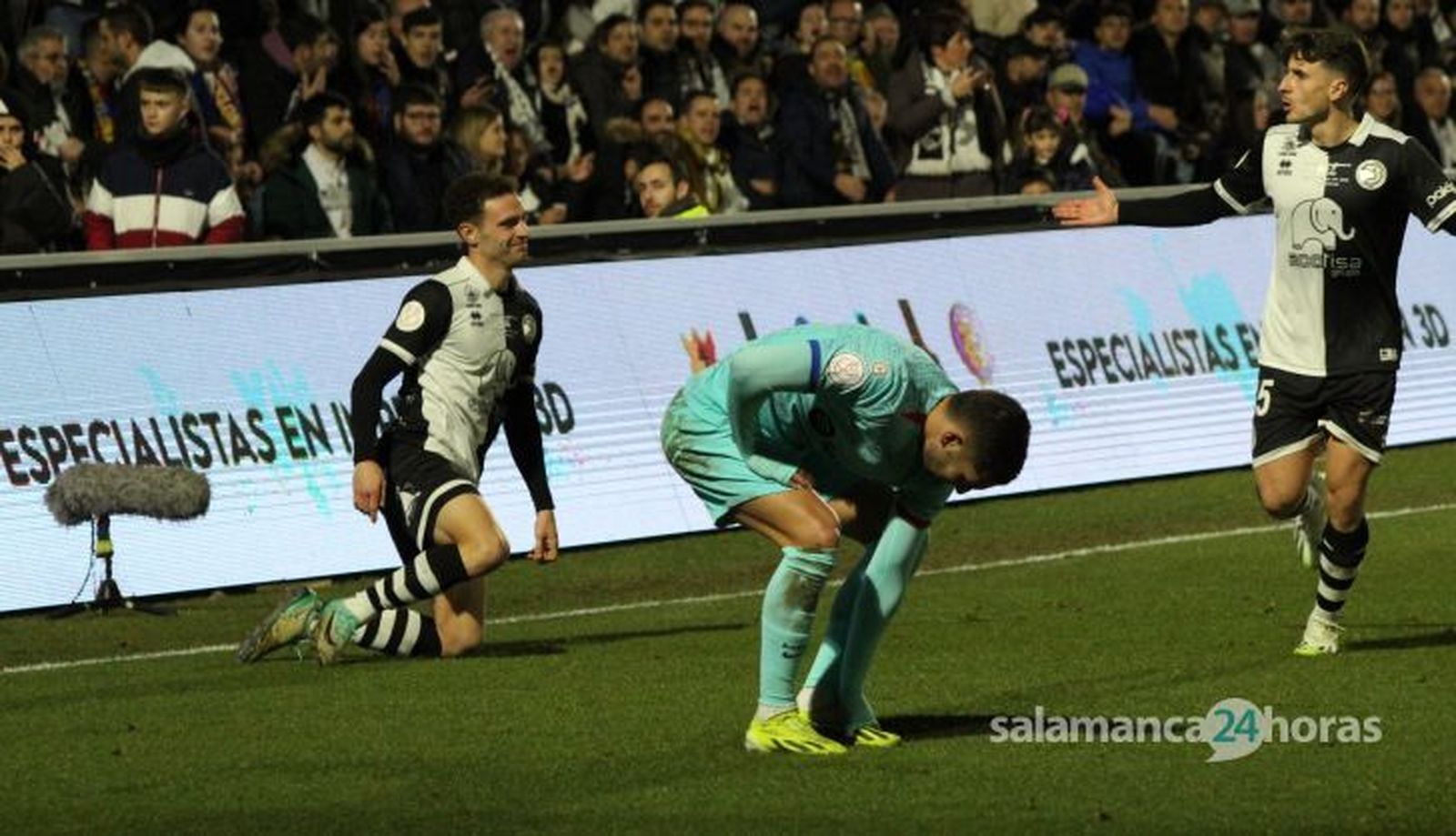 Pantallas LED en el Reina Sofía durante el partido en Copa entre Unionistas y FC Barcelona | FOTO SALAMANCA24HORAS.COM