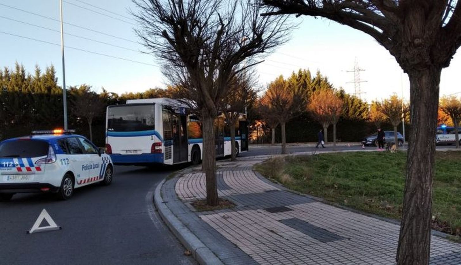 Colisión de un turismo y un bus urbano en Los Toreses 3