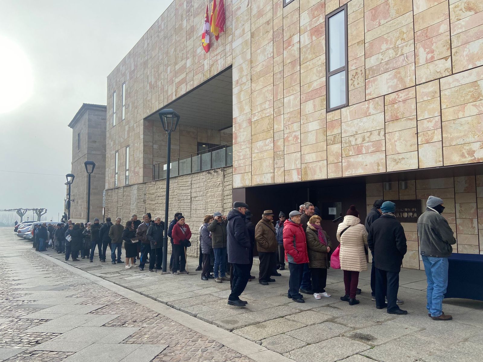 Colas para la entrega de calendarios en la Diputación de Zamora