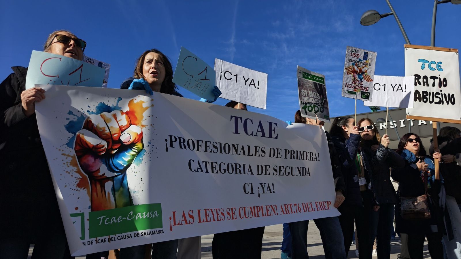 Las TCAEs de Salamanca se concentran a las puertas del hospital de Salamanca