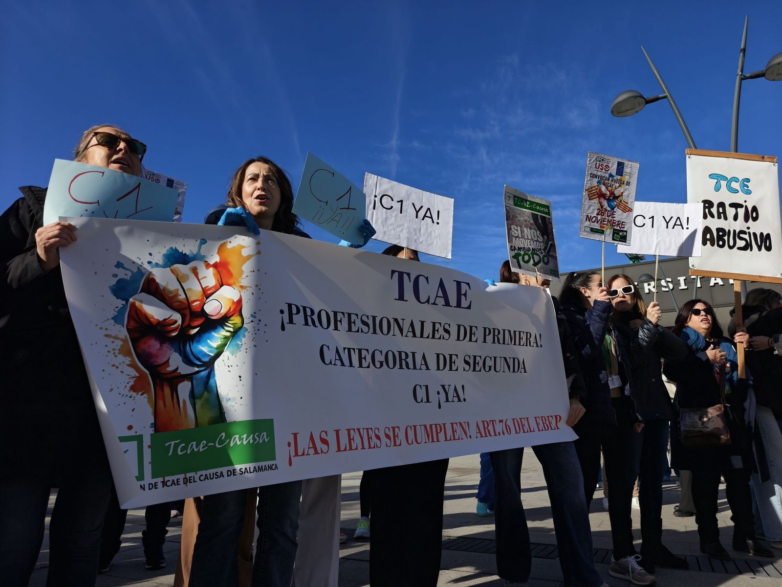Las TCAEs de Salamanca se concentran a las puertas del hospital de Salamanca