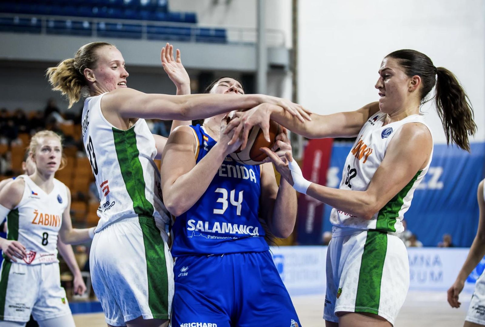 Dos jugadoras de Brno luchan con Fasoula | FOTO FIBA EUROPE Dos jugadoras de Brno luchan con Fasoula | FOTO FIBA EUROPE