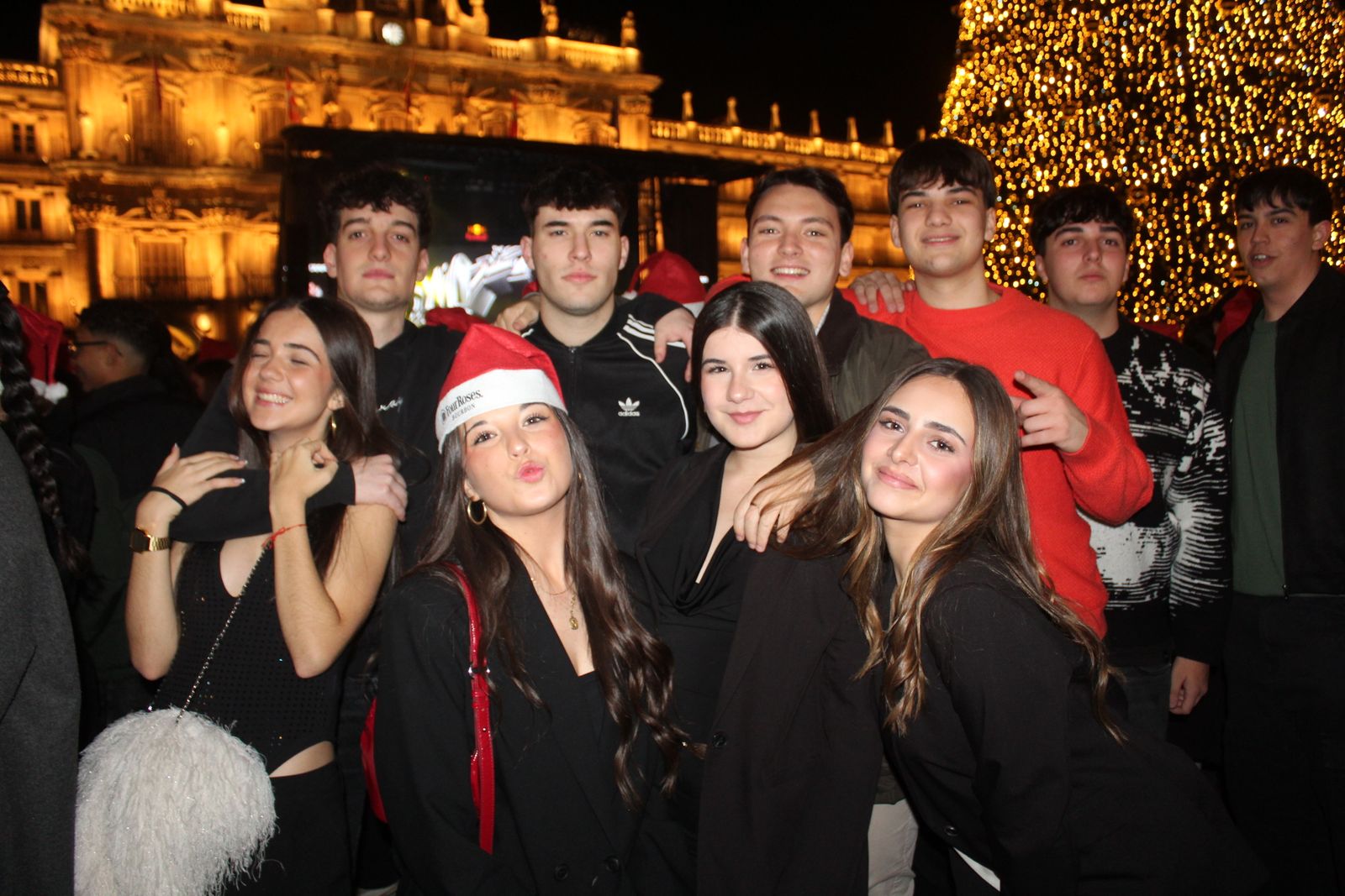 Miles de personas disfrutan de las campanadas y la fiesta del Fin de Año Universitario