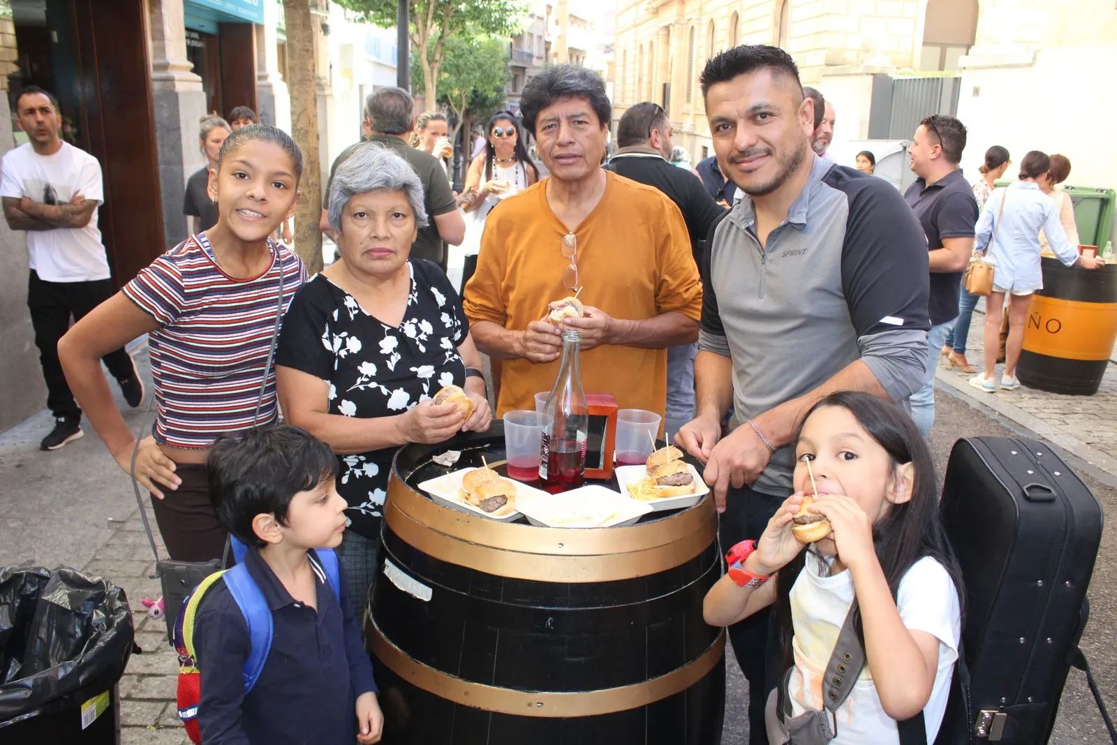 Ambiente en la Feria de Día en el mediodía de este sábado