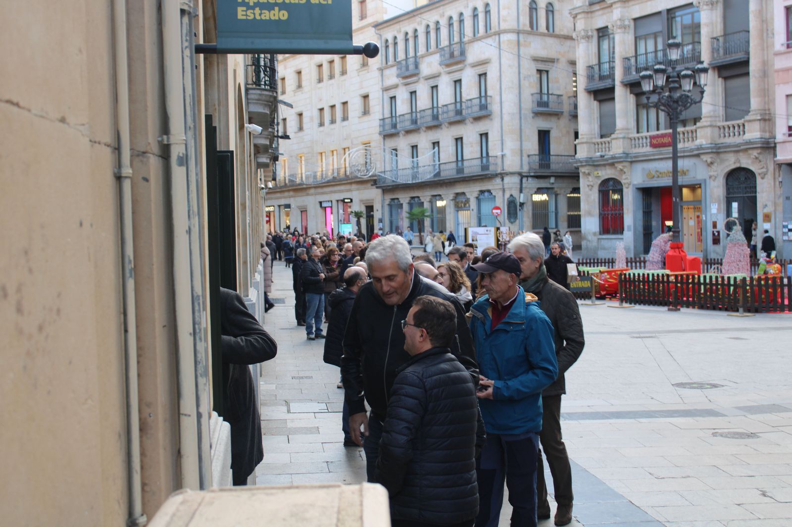 colas-en-la-plaza-del-liceo-para-comprar-la-loteria-9