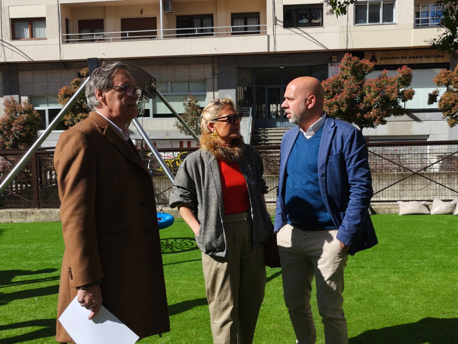 Parque infantil de la plaza de Carmelitas con los nuevos ‘campitos’ de fútbol y mobiliario mejorado