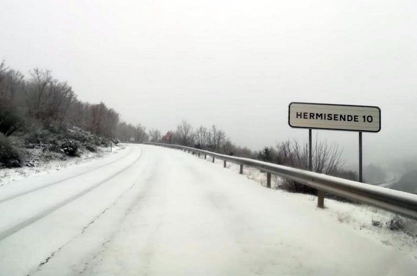 Hermisende nieve carretera