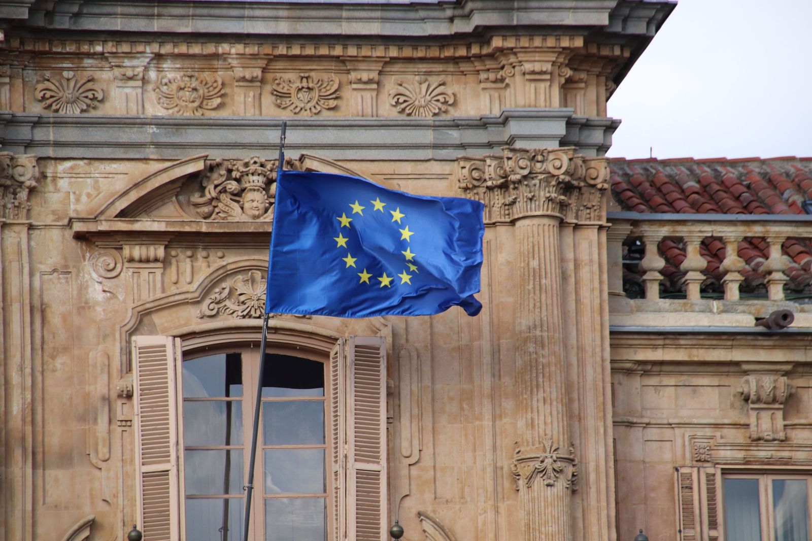 El viento en otoño, bandera de Europa ondeando en el Ayuntamiento de Salamanca El viento en otoño, bandera de Europa ondeando en el Ayuntamiento de Salamanca