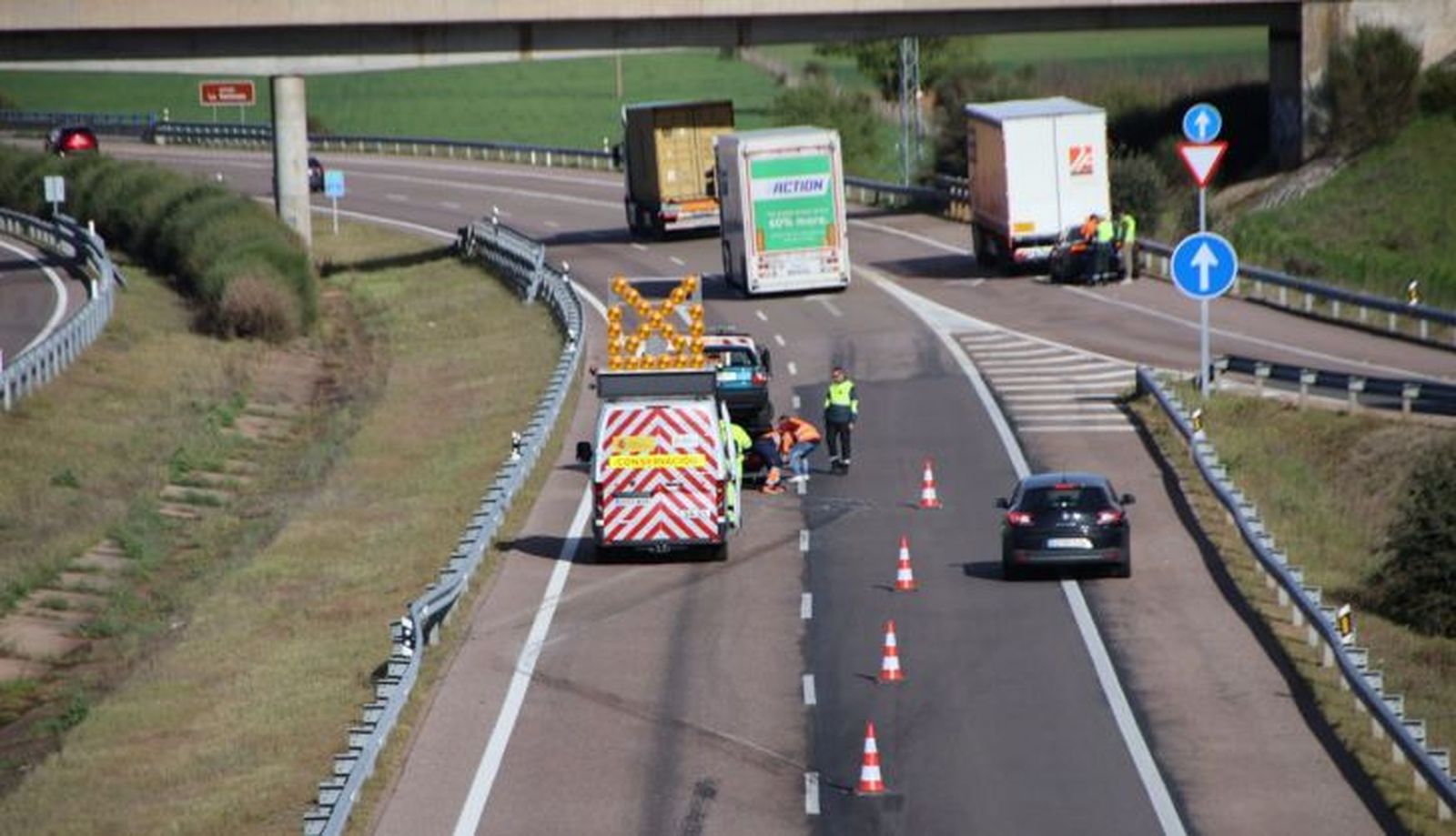 Una persona herida tras chocar su turismo contra una mediana en la A-62, a la altura de la urbanización de La Rad