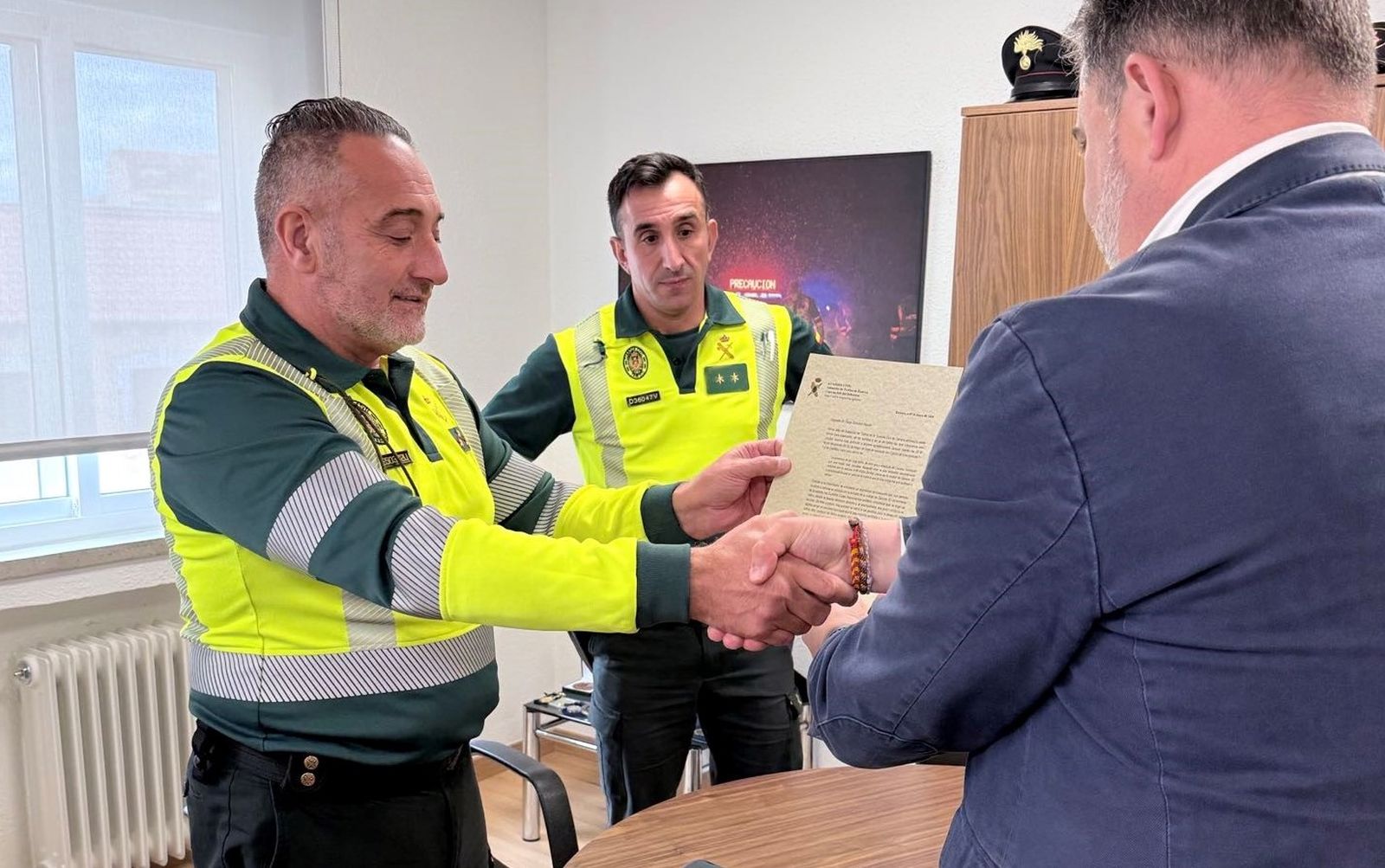 Los mandos del Subsector de Tráfico de Zamora entregan una carta de agradecimiento al ciudadano que realizó el aviso