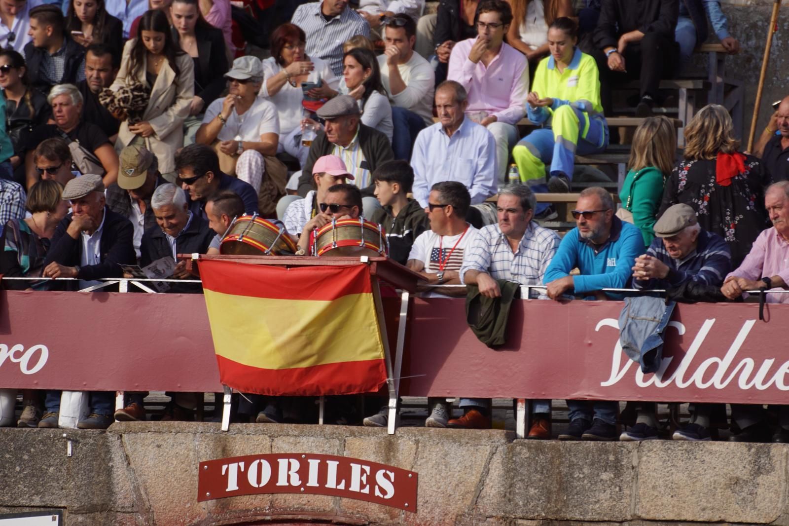 resumen-fotografico-del-ambiente-en-los-tendidos-de-la-glorieta-durante-la-corrida-concurso-22-de-septiembre-fotos-juanes-92