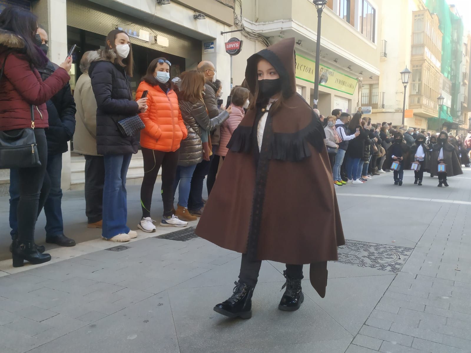 los-escolares-de-la-medalla-milagrosa-sacan-la-semana-santa-a-la-calle-13