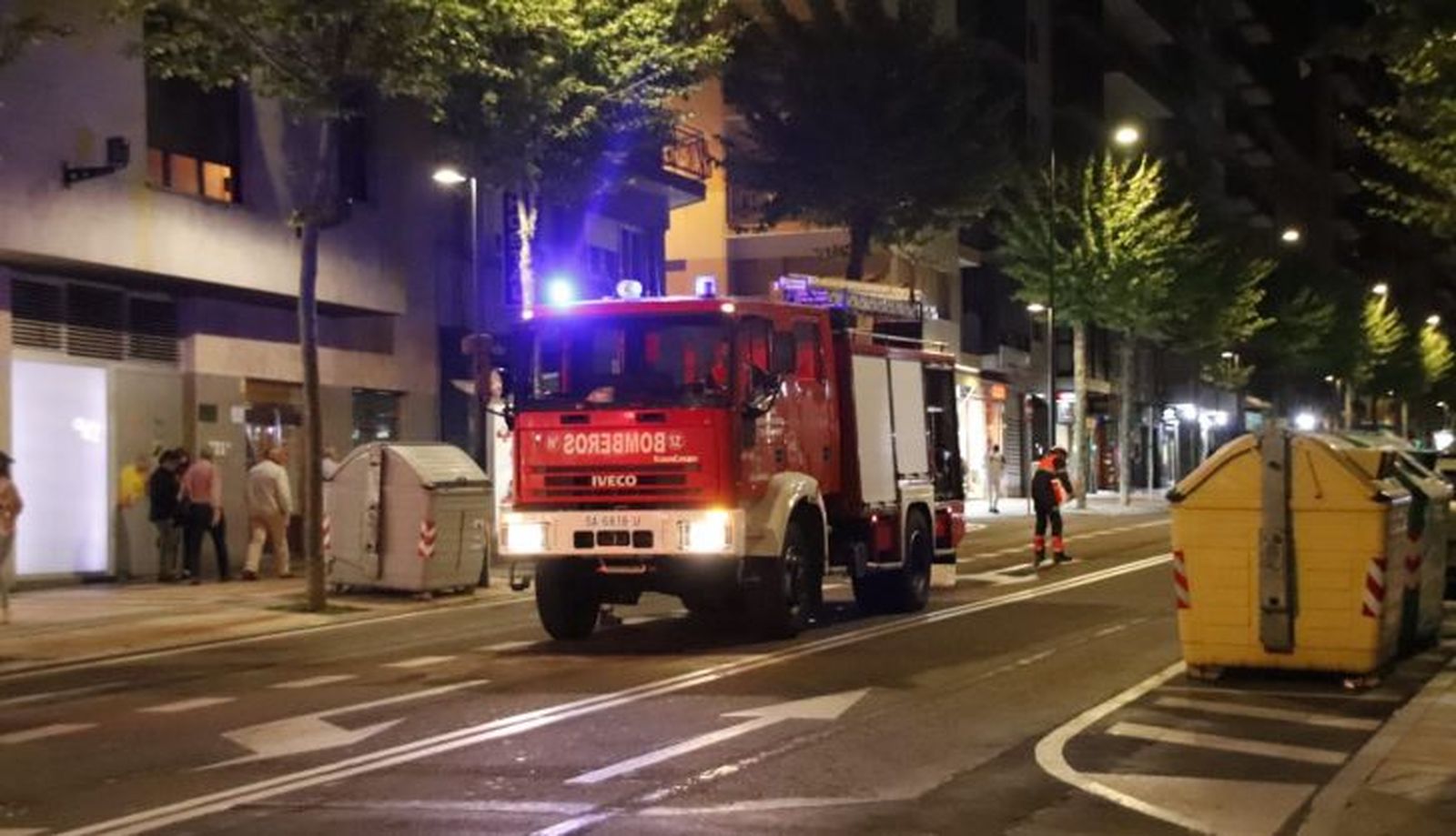 Dotación de bomberos presente en la calle María Auxiliadora por el vertido de gasoil | Salamanca 24 Horas