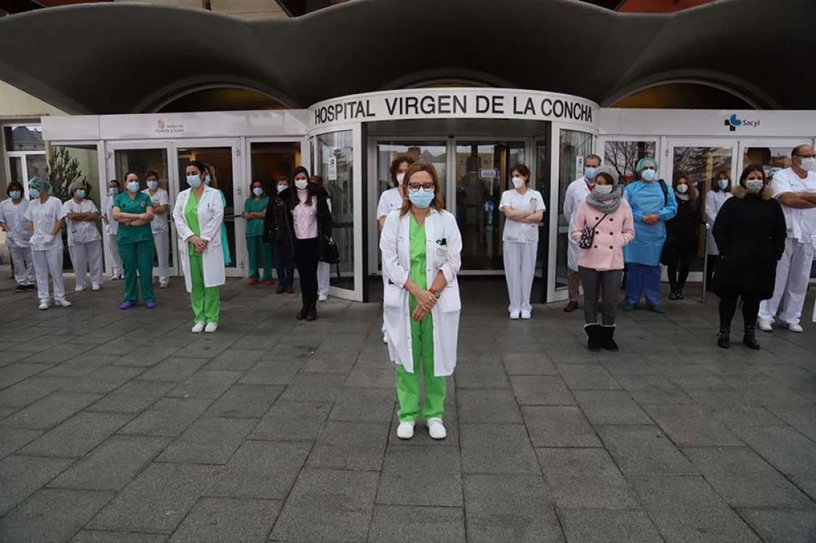 Los sanitarios zamoranos se concentran para homenajear al doctor Estella