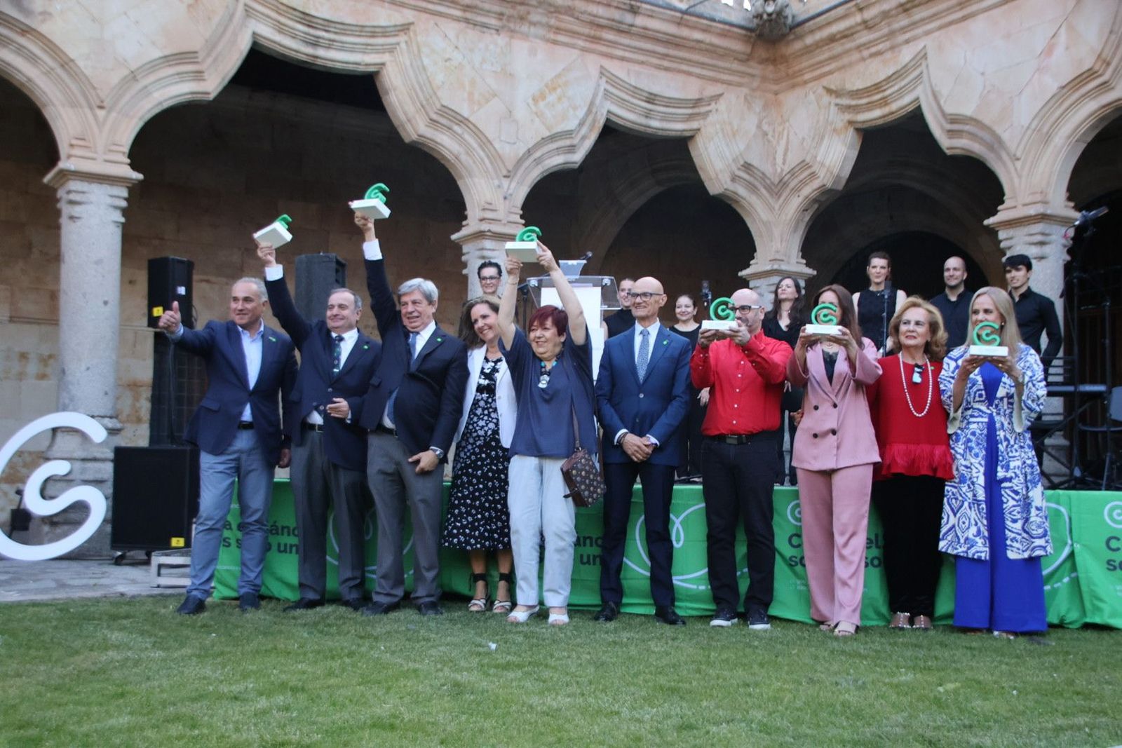 Entrega de los reconocimientos ‘Cielo de Salamanca’ de la AECC y la USAL durante la II Noche solidaria de la asociación Entrega de los reconocimientos ‘Cielo de Salamanca’ de la AECC y la USAL durante la II Noche solidaria de la asociación