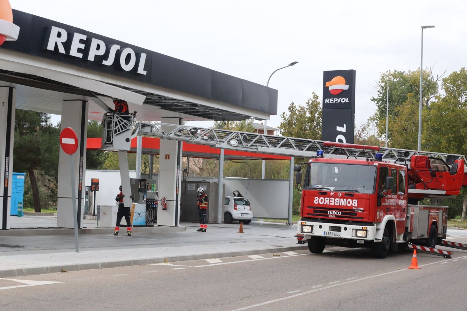 Bomberos reparan la gasolinera del Arrabal. Bomberos reparan la gasolinera del Arrabal.