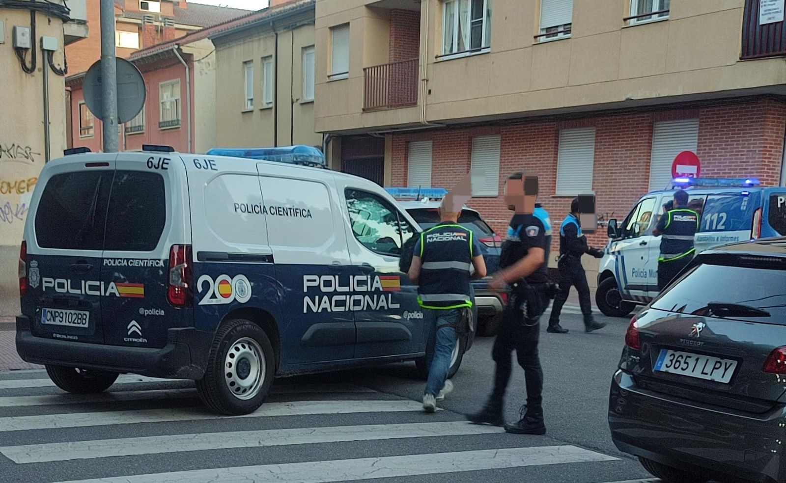 Revuelo y confusión en el barrio de Los Bloques ante un tiroteo