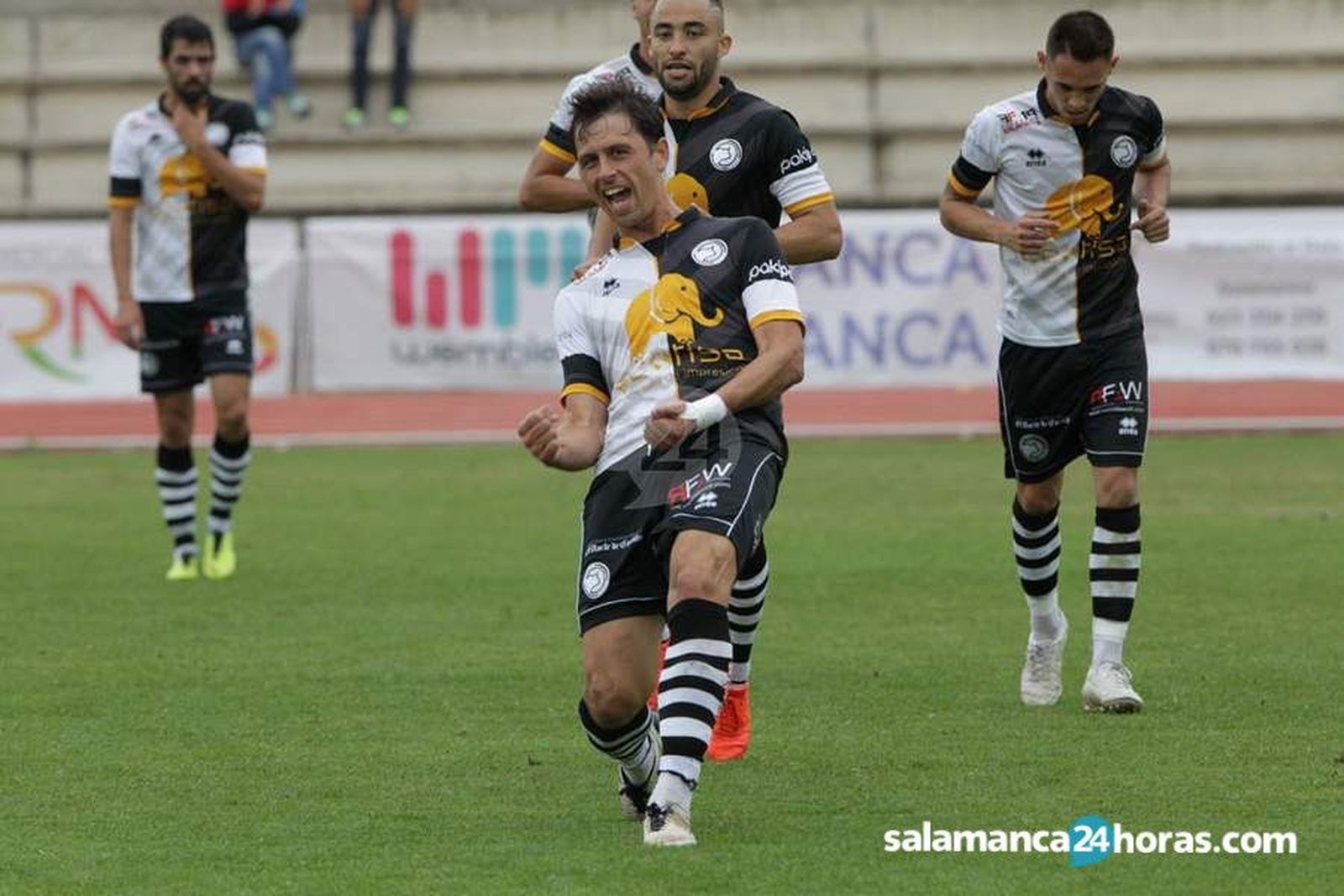Óskar Martín celebra un gol ante el Atlético Bembibre | FOTO SALAMANCA24HORAS.COM