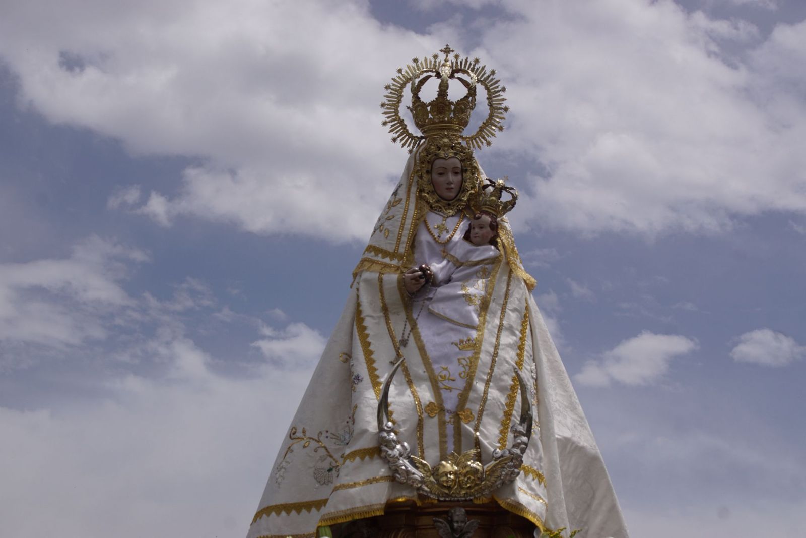 Valdejimena sale a los campos en su romería para honrar a su patrona