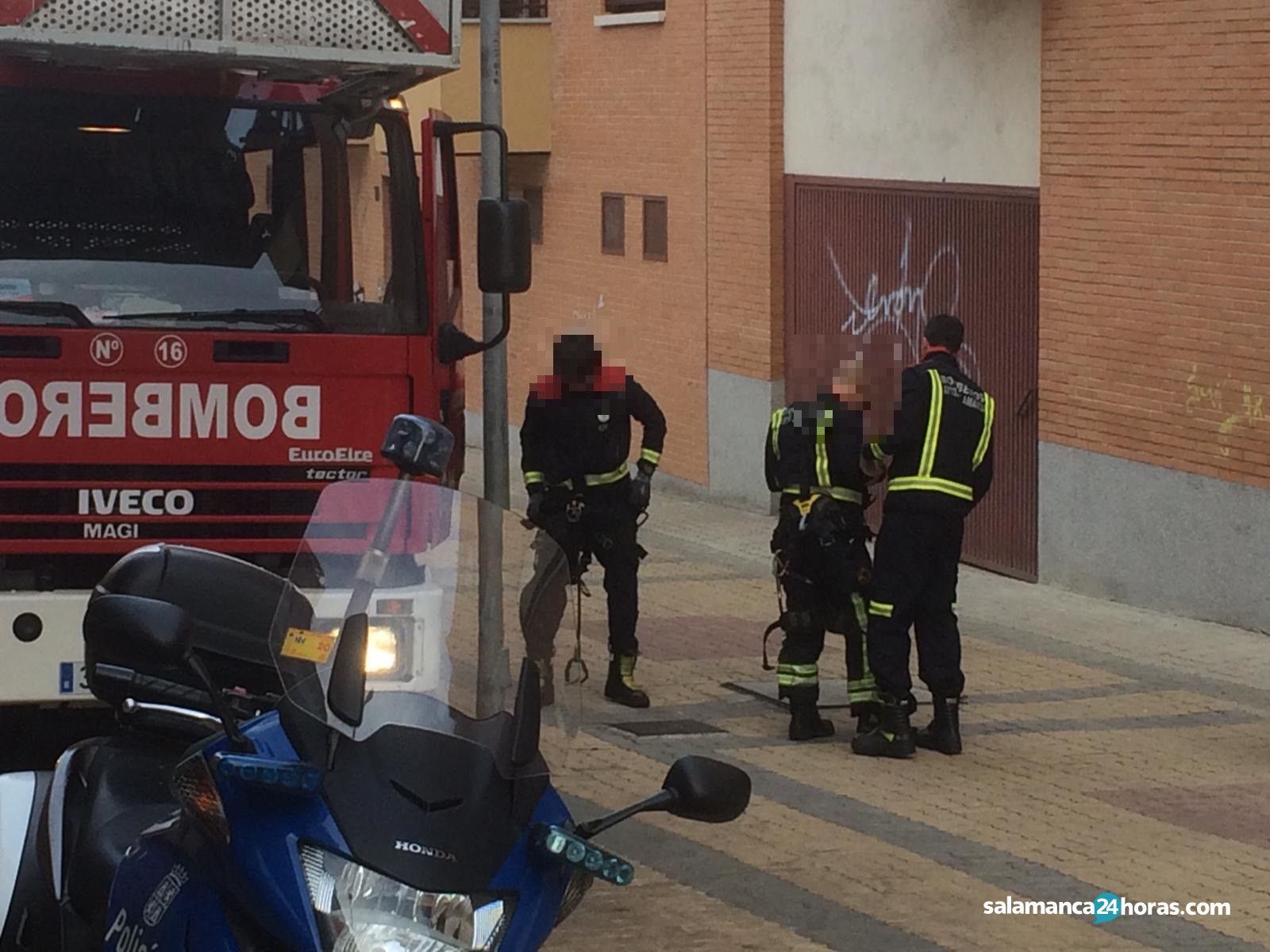 Bomberos en la calle Garcilaso de la Vega (3)