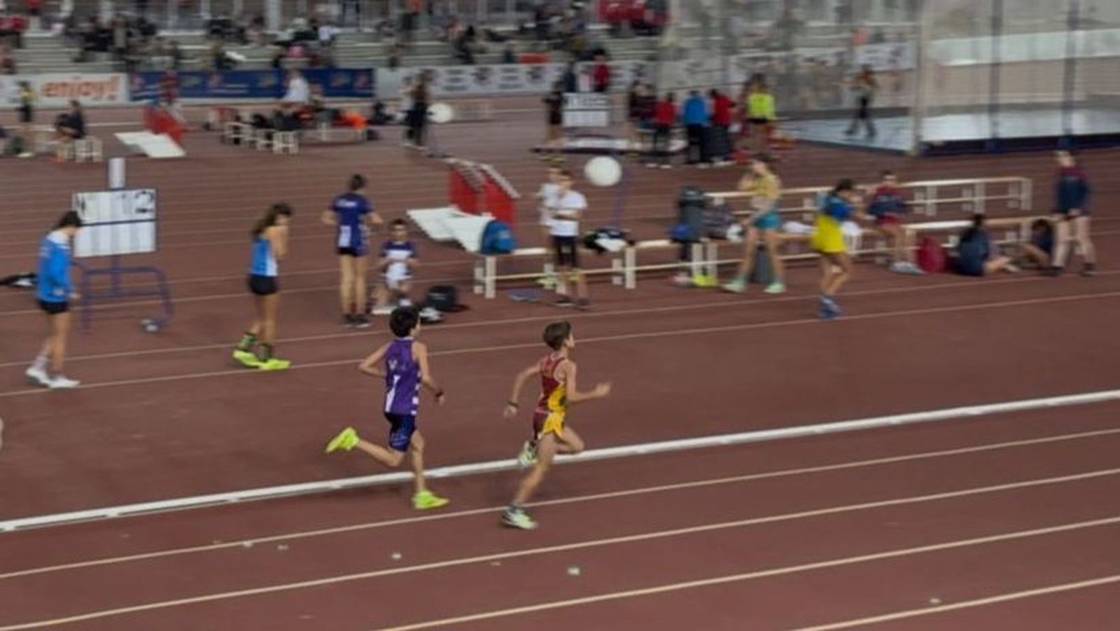 El corredor sub 12 de Vino Toro Caja Rural, Manuel Roldán, superando a otro corredor