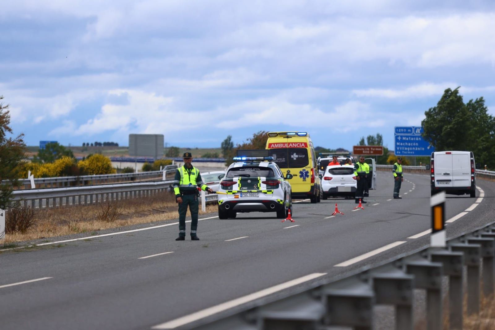 Aparatosa colisión entre dos coches en la A-50, sentido Salamanaca