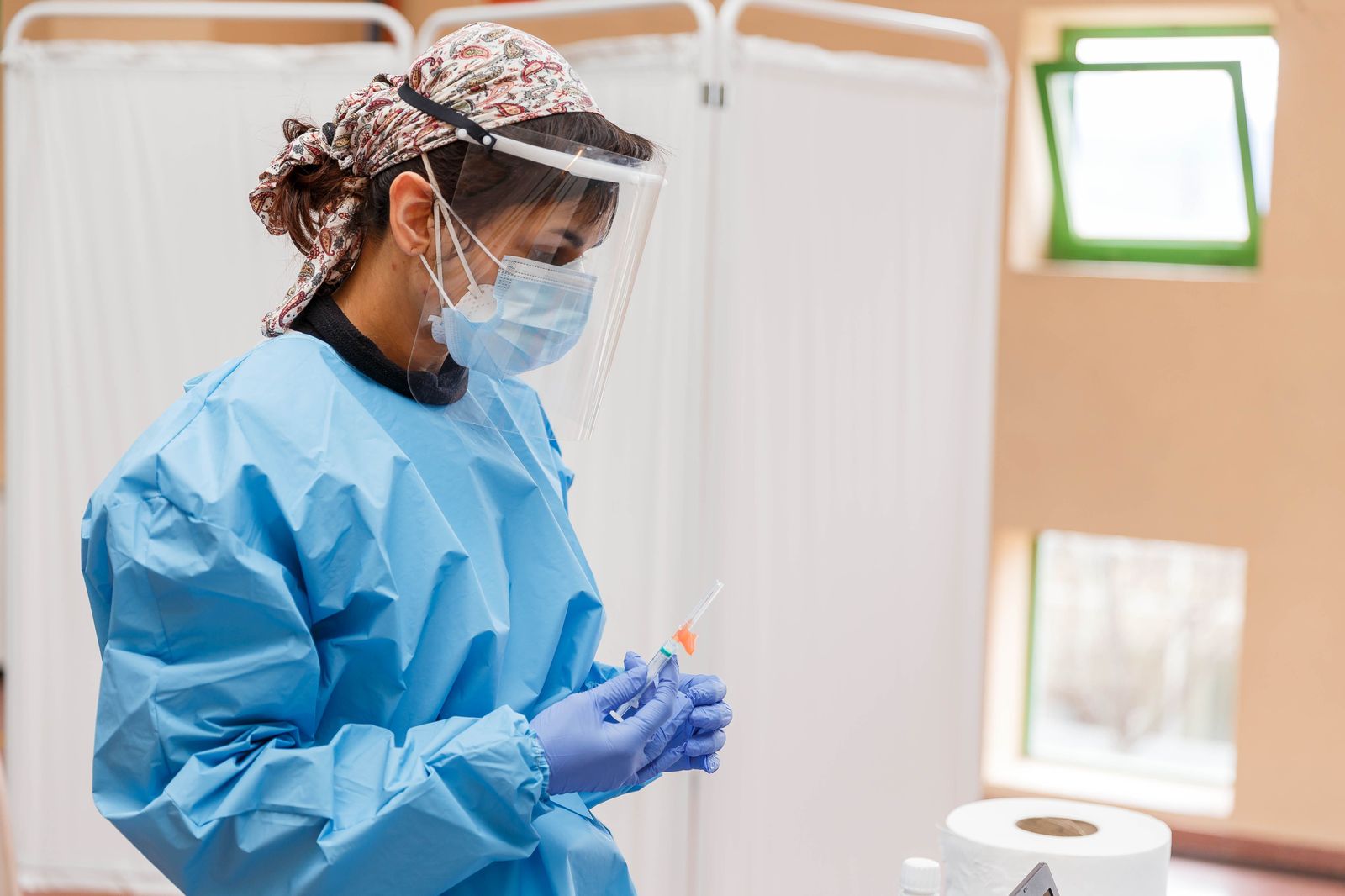 Una enfermera se dispone a poner una dosis de la vacuna contra el coronavirus. Foto: ICAL