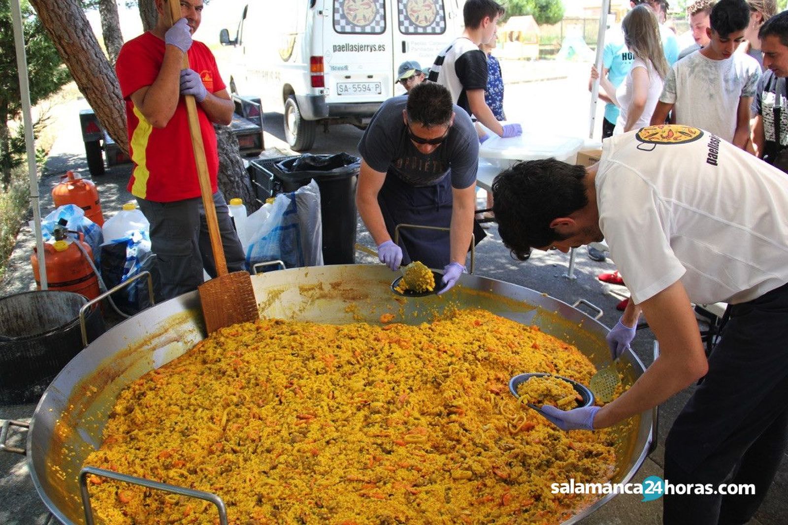 Paella en las fiestas de San Cristóbal en Miranda de Azán. ARCHIVO