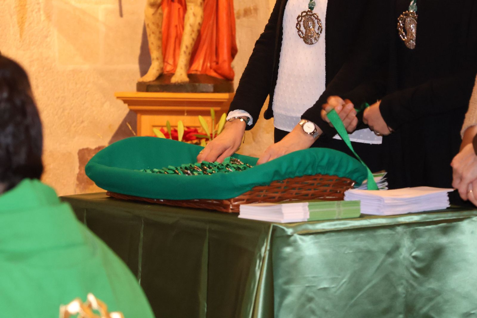 GALERÍA | La Cofradía de la Virgen de la Esperanza da la bienvenida a sus nuevas incorporaciones