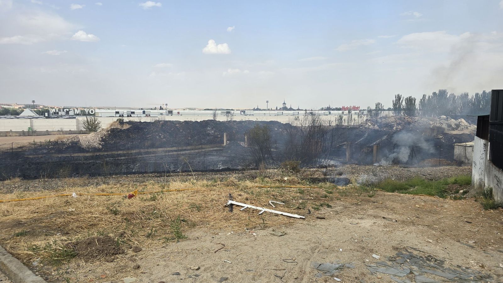 Los bomberos sofocan un gran incendio en el Polígono Industrial de Los Montalvos