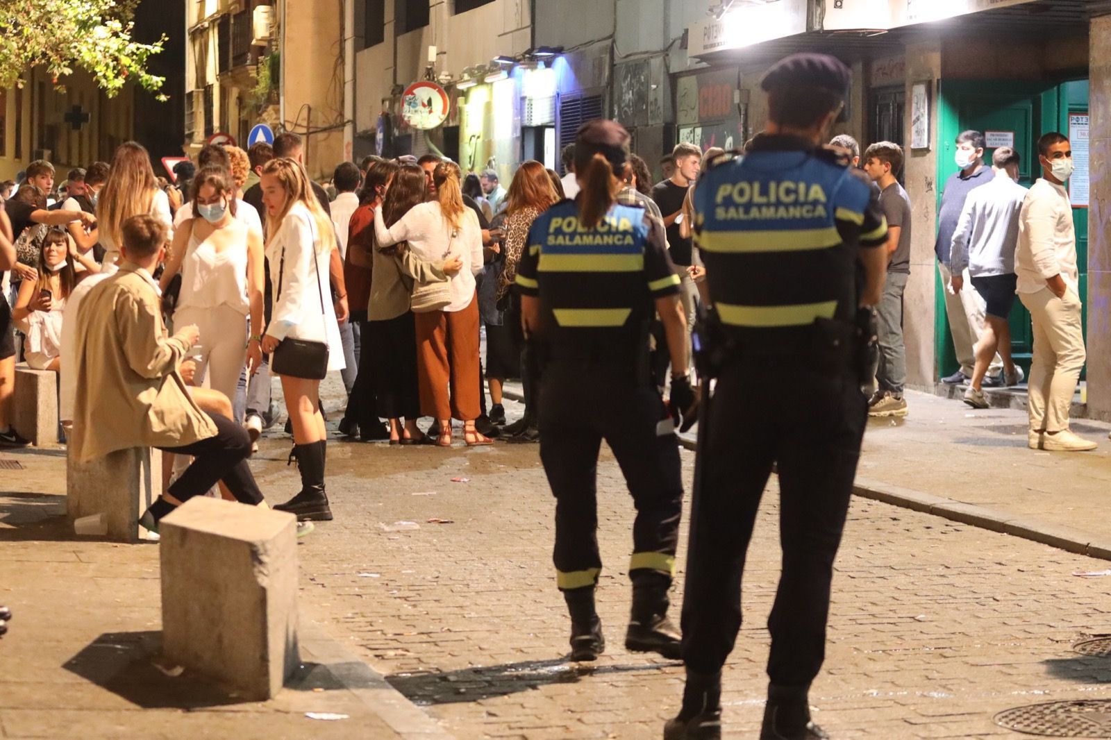 La Policía Local patrulla una de las principales calles de fiesta de Salamanca.