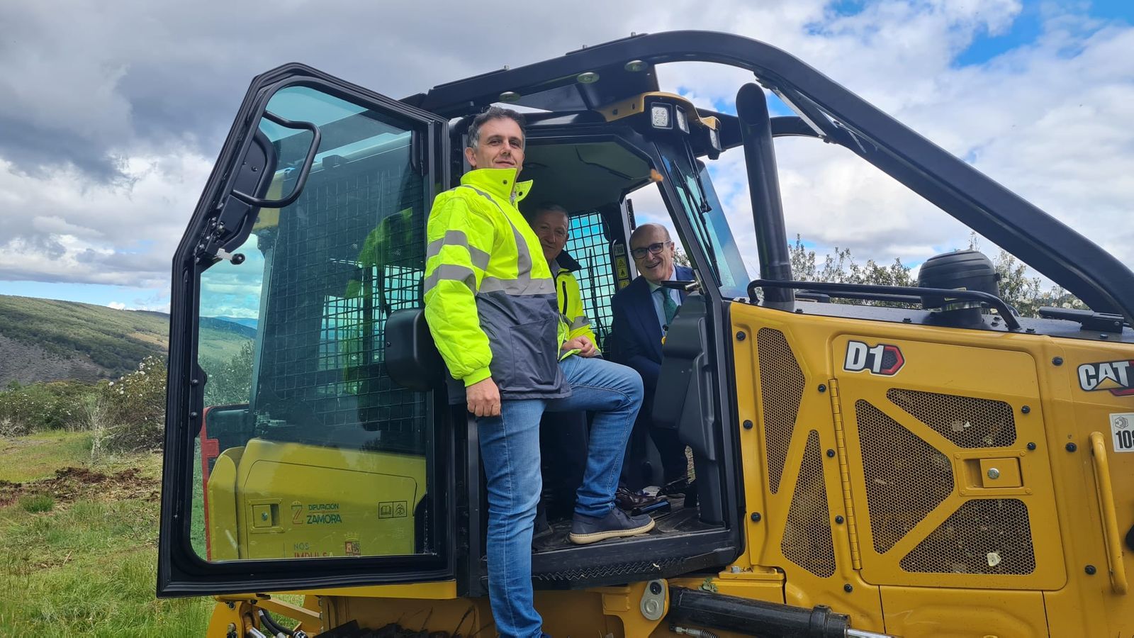 La nueva desbrozadora contra incendios comienza su labor en Santa Cruz de los Cuérragos