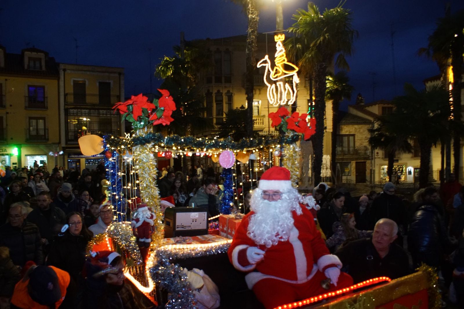 Papá Noel recorre las calles de Alba de Tormes y entrega regalos a los niños