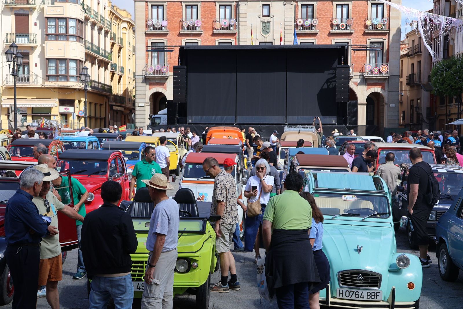 Los coches clásicos echan el freno en Zamora.