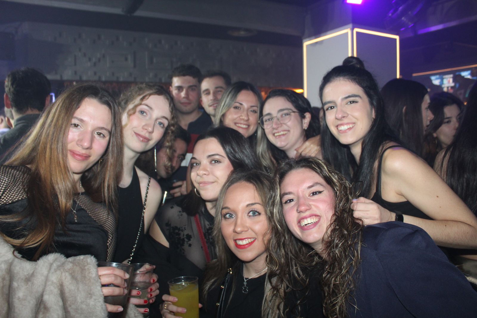 El Fin de Año Universitario continua por los bares de la capital del Tormes tras las doce campanadas