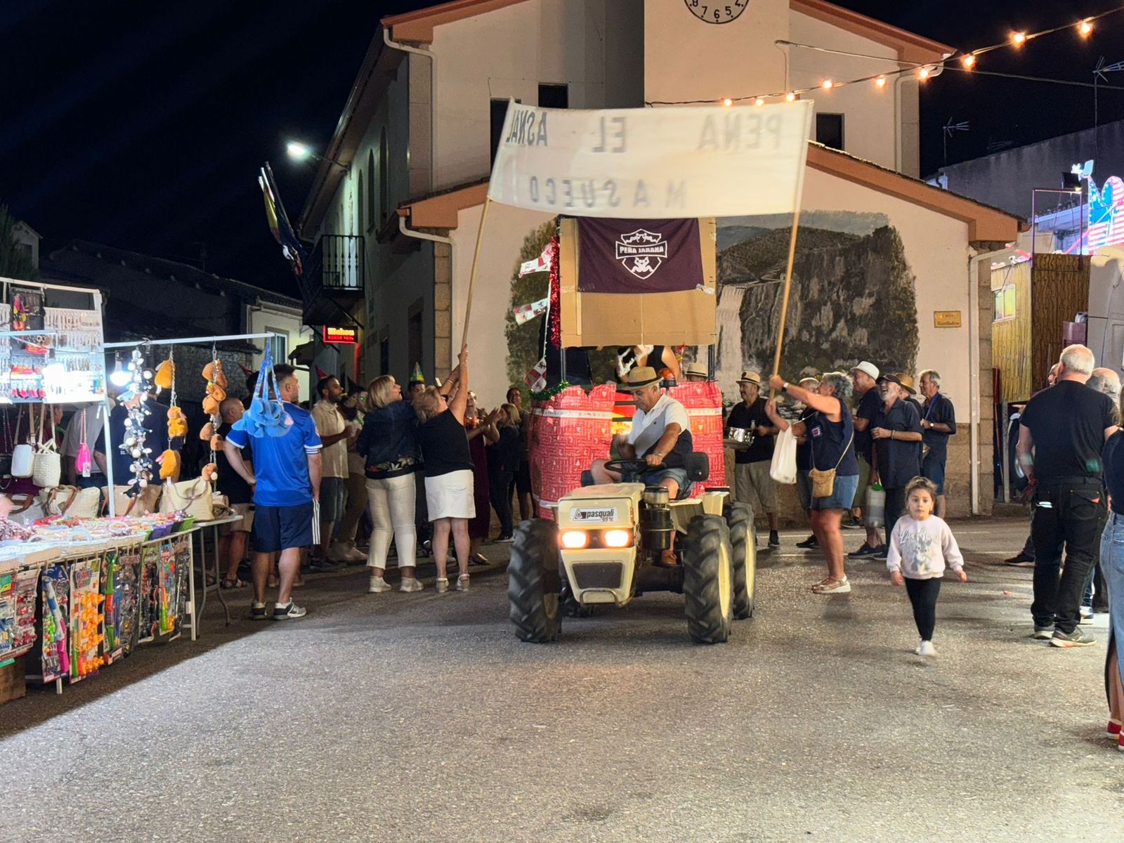 Desfile de peñas en Masueco 2025