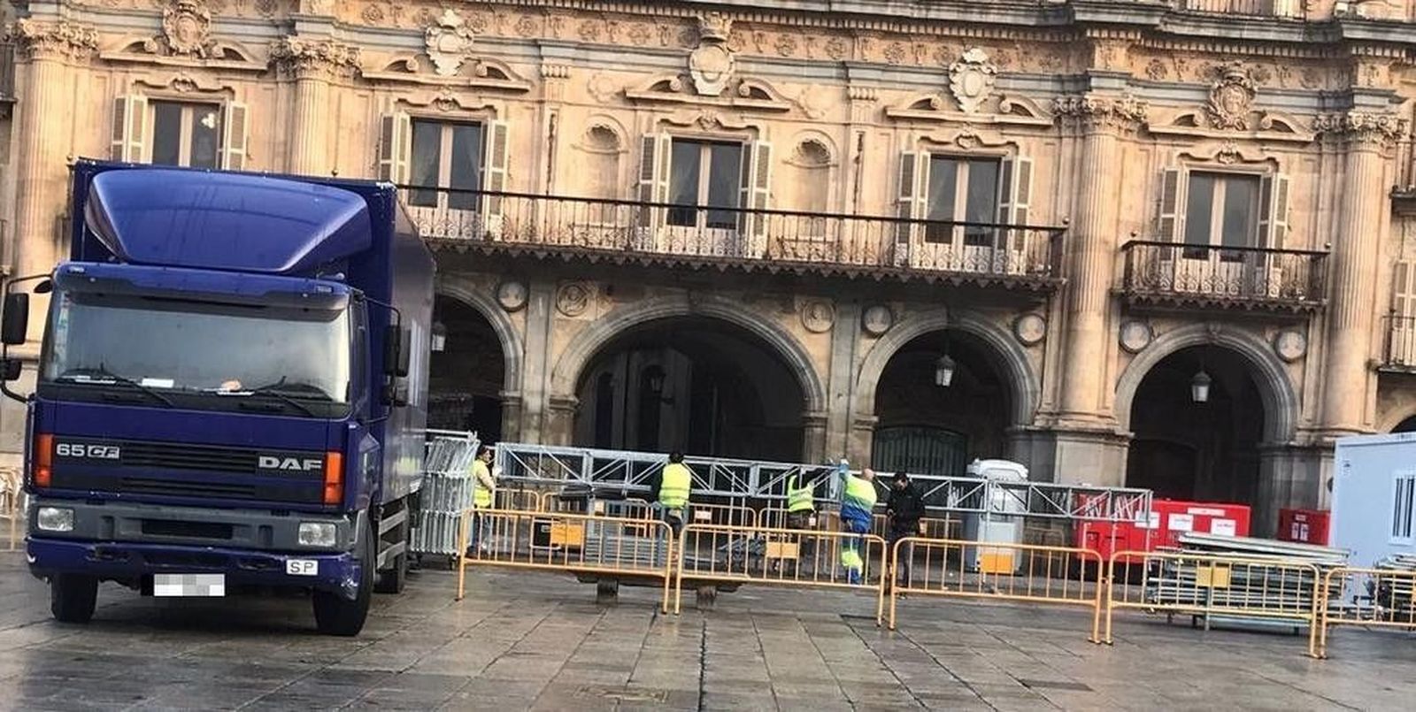 La Plaza Mayor ya empieza a prepararse para la Nochevieja Universitaria