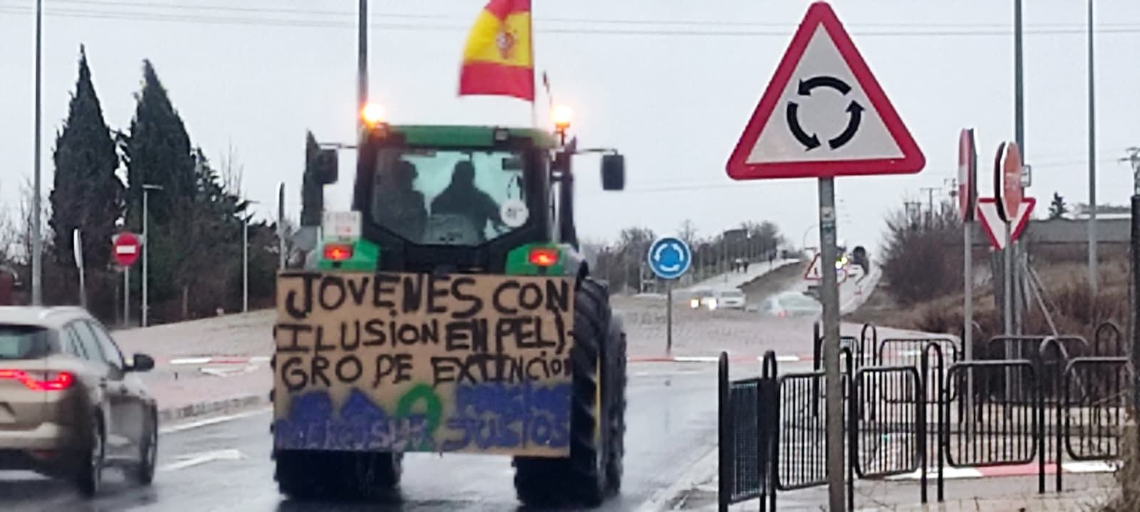 Tractores por la carretera de Zamora, a la altura del Helmántico de camino al centro