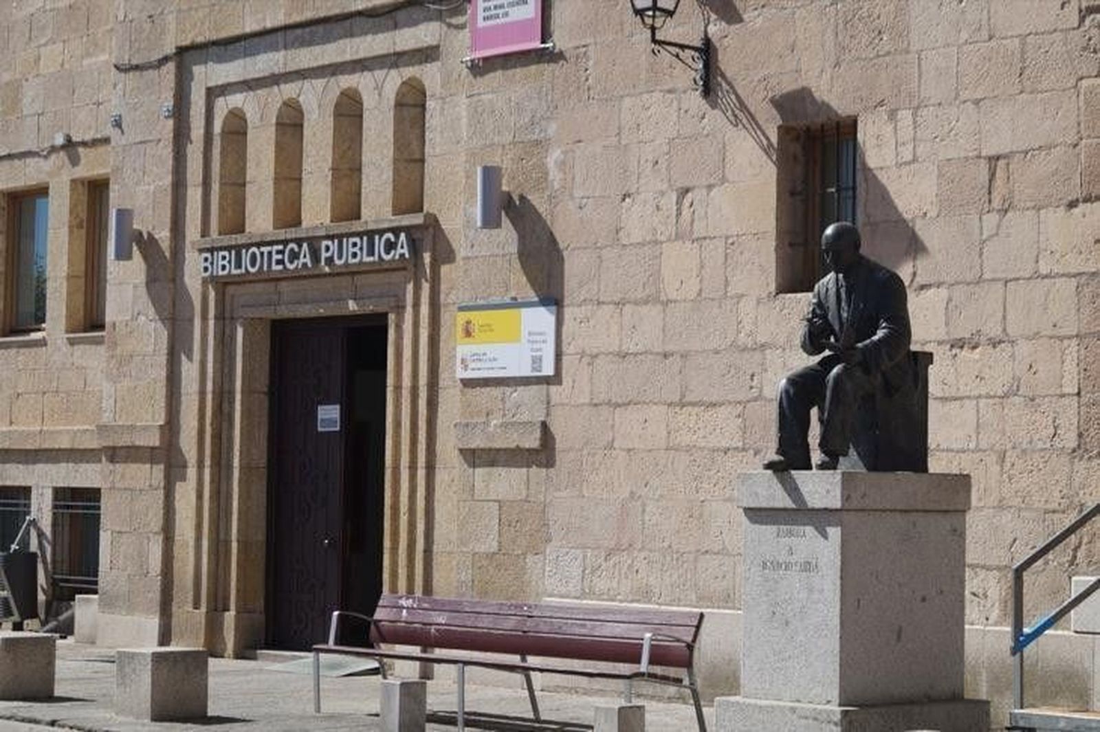 Fachada de la Biblioteca Pública de Zamora Fachada de la Biblioteca Pública de Zamora
