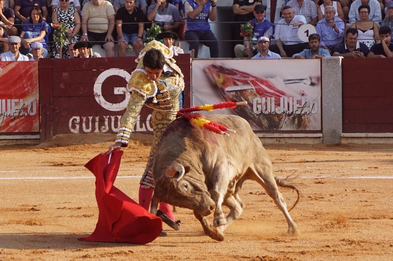 : Emilio de Justo y Diosleguarde cierran en hombros una feria de Guijuelo marcada por las despedidas de El Capea y Javier Castaño