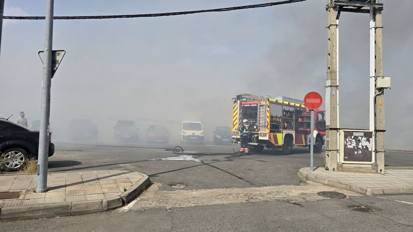 Los bomberos sofocan un gran incendio en el Polígono Industrial de Los Montalvos