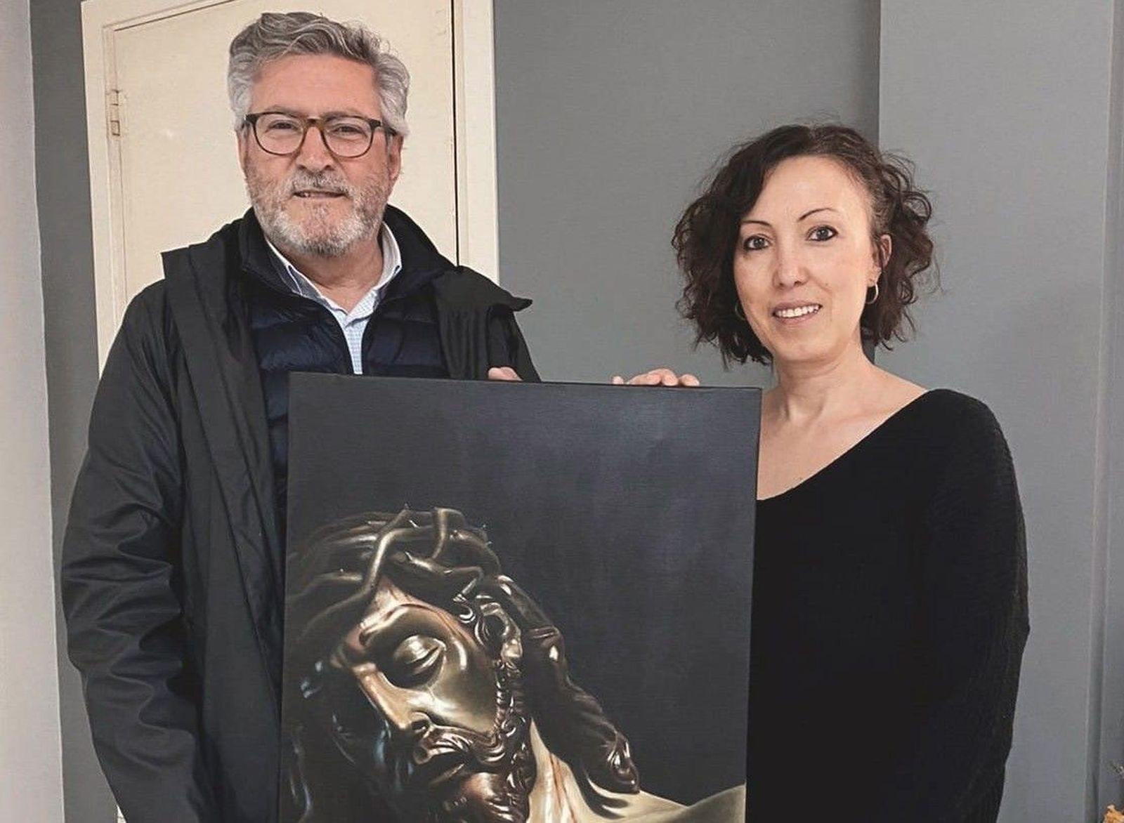 Rosa Fernández hace entrega de la obra original a la Buena Muerte