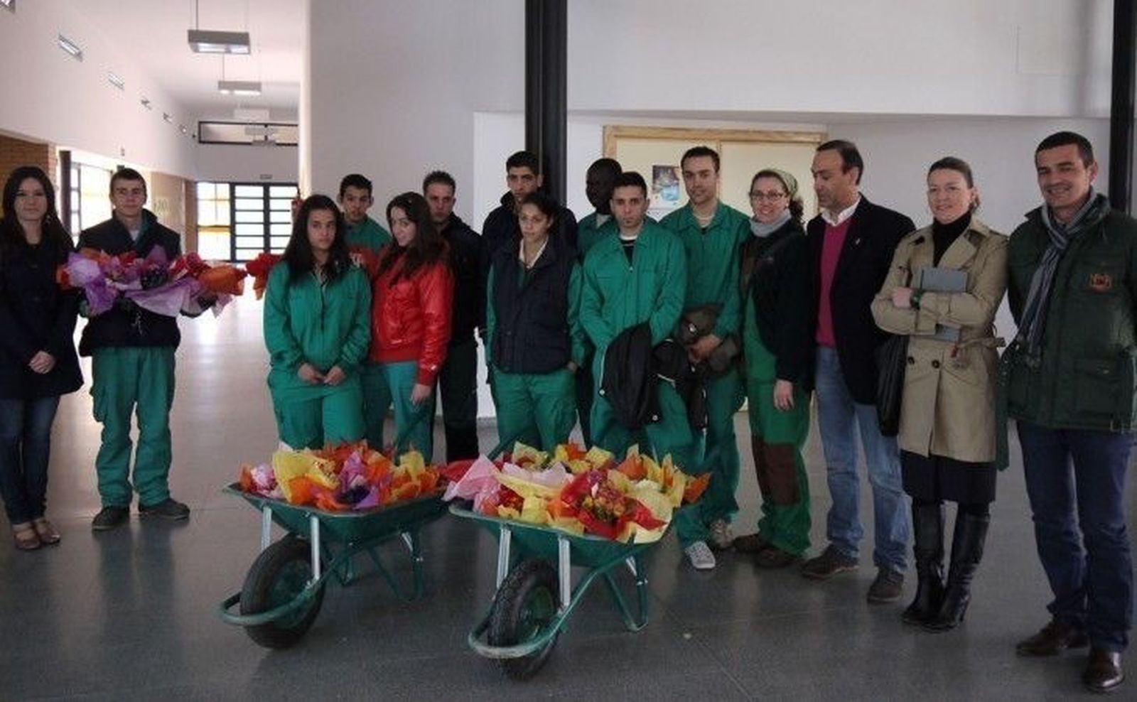 El Ayuntamiento celebra el Día de la Mujer con una entrega de plantas a las trabajadoras del municipio