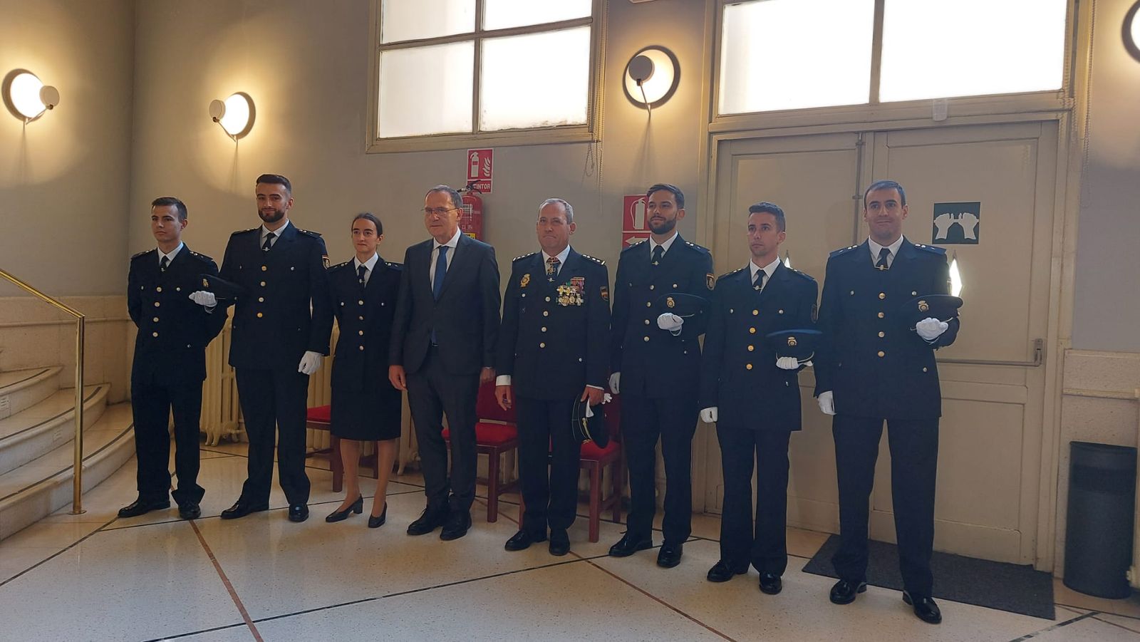 Ángel Blanco y Guillermo Vara, en el centro, junto a los nuevos agentes que han terminado sus prácticas en la Academia de Ávila