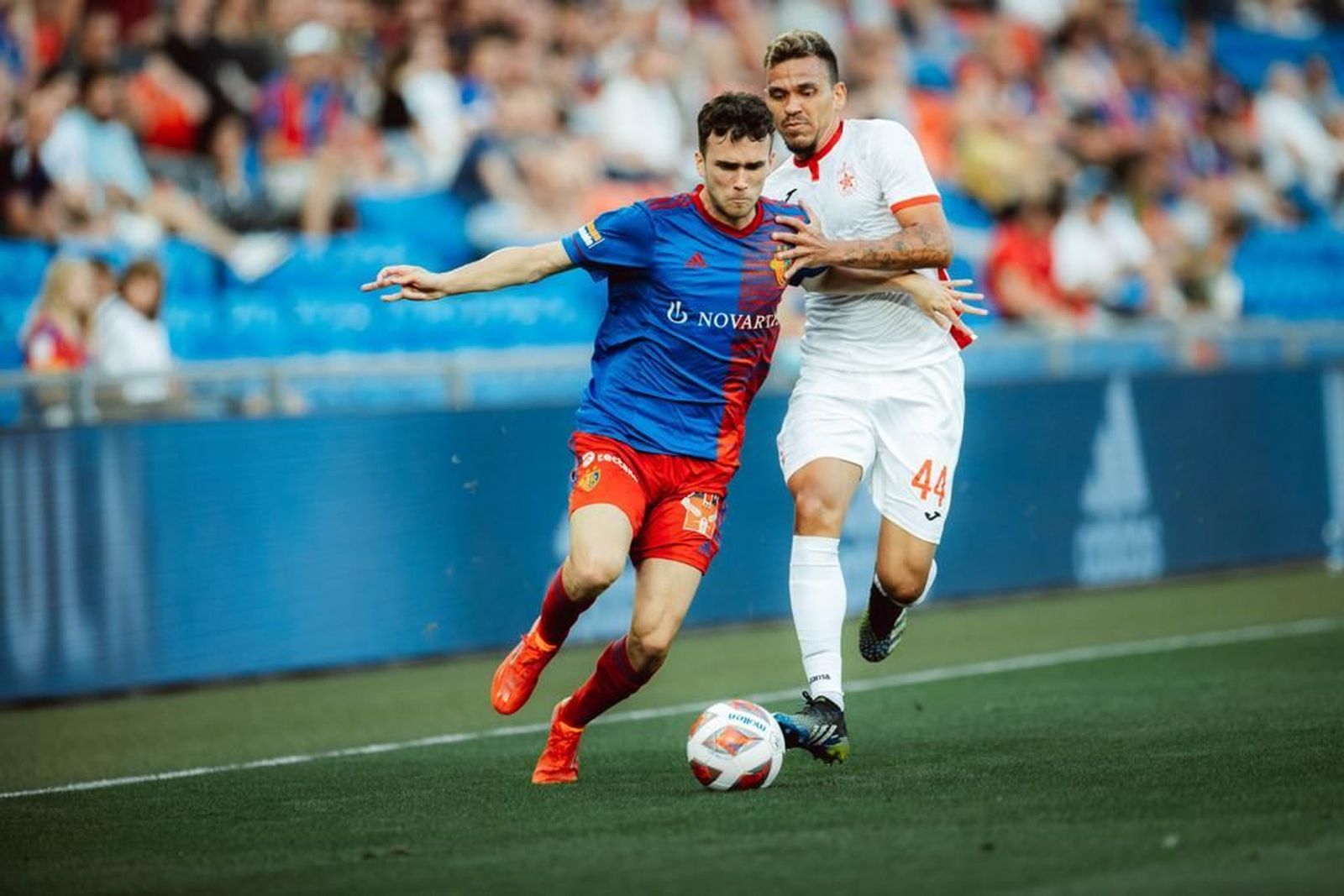 Sergio López, en un partido con el Basilea