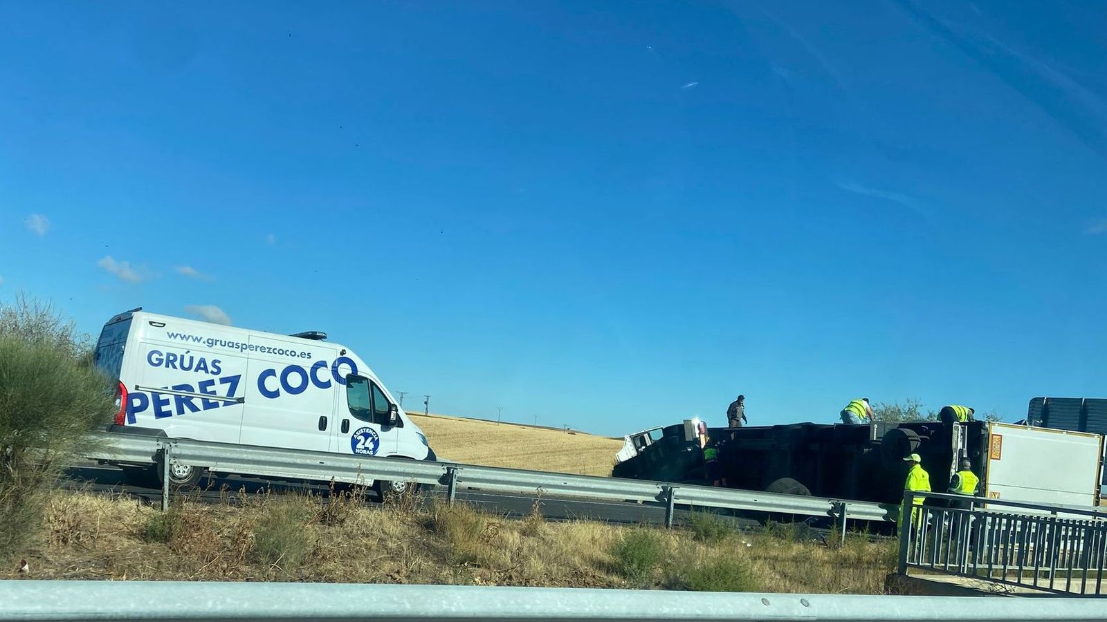 Camión volcado a la altura del Castrillo de Guareña en la A-62